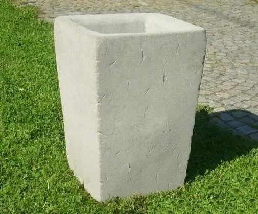 Starožitný betónový kvetináč 50 cm × 40 cm betónový kvetináč